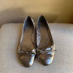 Perfect condition Tory Burch silver ballet flat